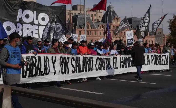 El Gobierno analiza cambiar parte de los planes sociales por cupones: ¿estás de acuerdo?