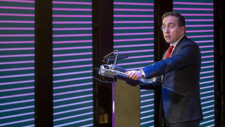 La principal asociación de diplomáticos pide amparo a Sánchez ante un reglamento de la Carrera "franquista"