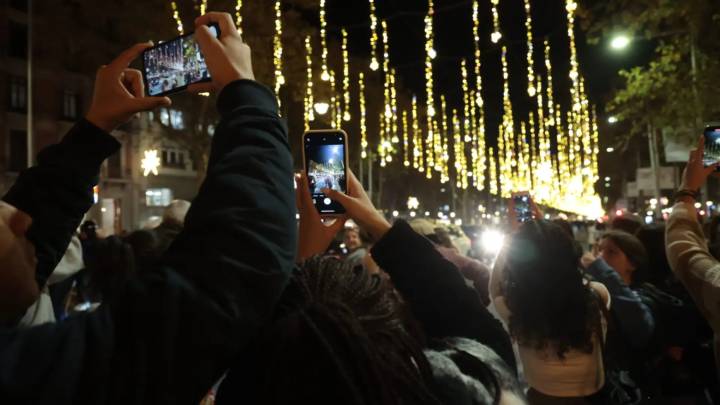 Cortes en Passeig de Gràcia por el encendido de luces de Navidad este sábado: horarios y tramos afectados