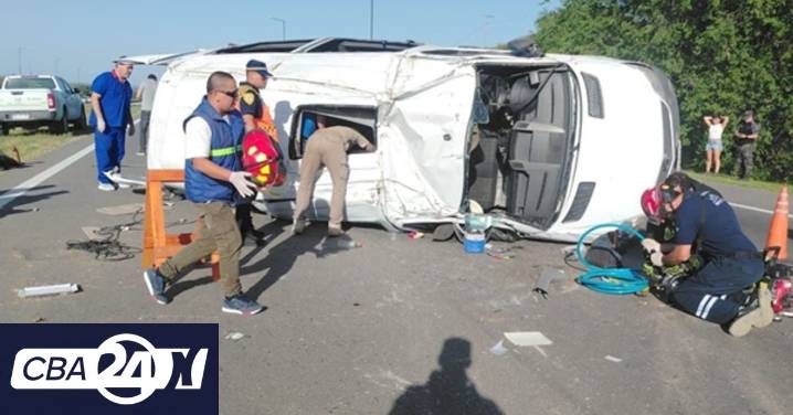 Choque por alcance y vuelco en la autopista Córdoba