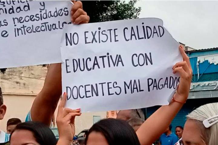 Gremios de docentes piden bono navideño de $400: primer pago de aguinaldos fue "chucuto"