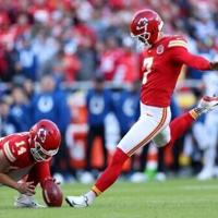 Mahomes rescue act saves Chiefs as Colts stumble