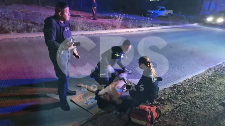 Motociclista arrolla a peatón y ambos acaban en el hospital