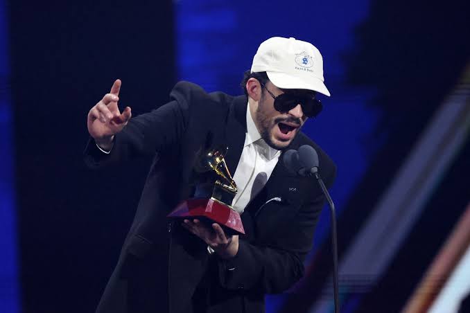 Bad Bunny arrasa en los Latin Grammy 2025: una noche de gloria, emociones y controversias