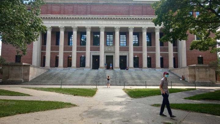 More than 800 Harvard custodians go on strike