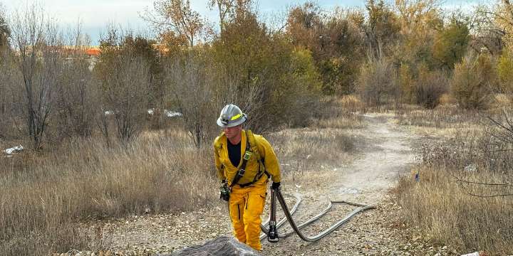 Crews extinguish grass fire in Colorado Springs