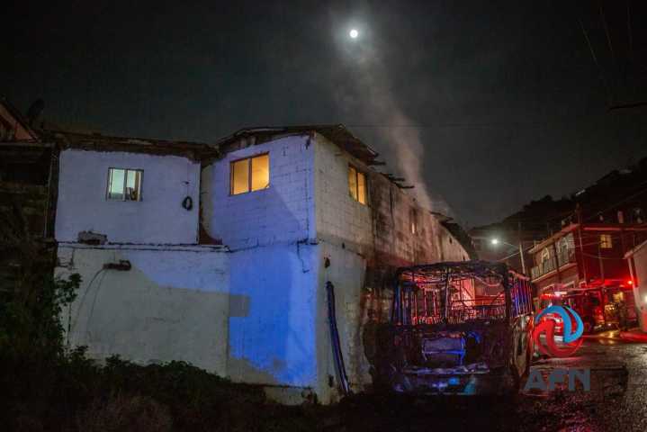Incendio en camión de pasajeros se propagó a una cuartería; no hubo lesionados