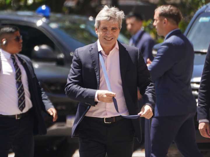 Luis Caputo le dijo a inversores que podría haber un cambio con el dólar y las bandas cambiarias y que en 30 días presentará un plan