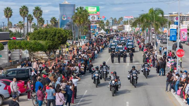 Rosarito hace colorido desfile de la Revolución Mexicana