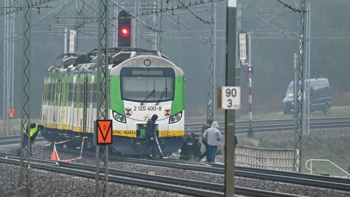 Polonia denuncia un sabotaje tras la explosión de un artefacto en la vía que sirve de ruta de ayuda a Ucrania