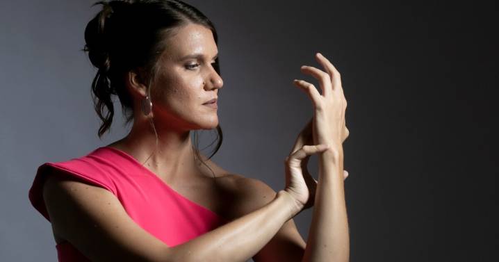 La historia de Mariana Pretto: es pianista, pero una enfermedad la llevó a reinventar su carrera y aprendió a tocar con una sola mano