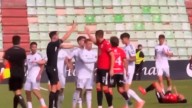 La brutal patada de un jugador del Castilla a uno del Mérida que ha provocado una espectacular tangana y la expulsión de Arbeloa