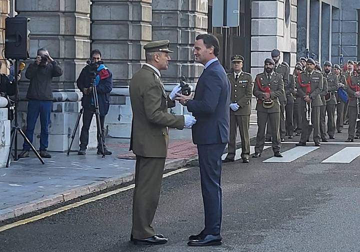 La delegación de Defensa distingue a Gijón por su apoyo a las Fuerzas Armadas