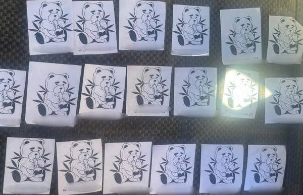 Lanzan en escuela papeles promocionando la venta aérea de drogas