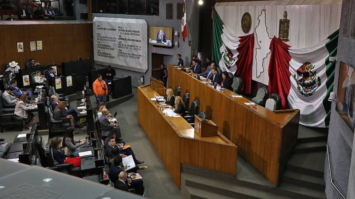 Protesta de maestros jubilados interrumpe comparecencia del Isssteleón