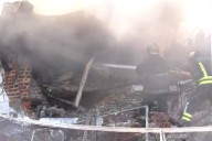 Trabajan 15 dotaciones de Bomberos. Feroz incendio en una fábrica de plásticos en Lomas de Zamora