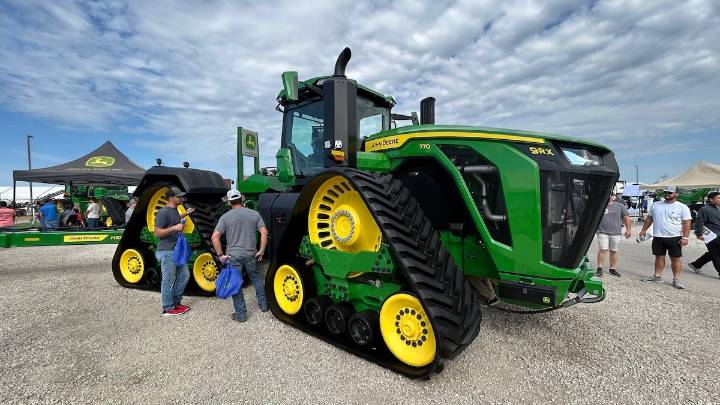 Cuesta más de US$1 millón. Llegó al país el tractor considerado el más grande del mundo