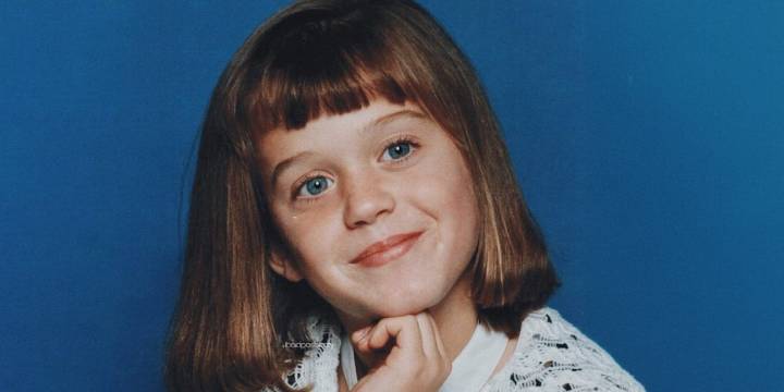 La foto acertijo: ¿Quién es esta niña que creció bajo reglas estrictas y terminó convertida en una provocadora estrella del pop?