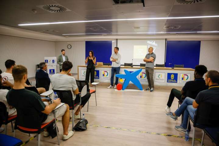 CaixaBank organiza una jornada de educación financiera con la plantilla del Dreamland Gran Canaria