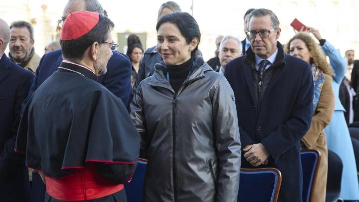 Ayuso abandona en ambulancia la misa de la Almudena por una "leve indisposición"