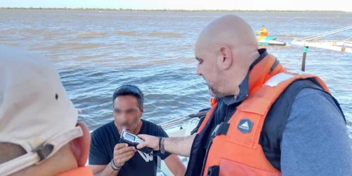 Rosario: Prefectura hizo controles de alcoholemia y narcotest a lanchas y veleros en el río Paraná