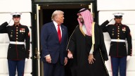 Trump recibe con honores al príncipe heredero saudí siete años después del asesinato de Khashoggi