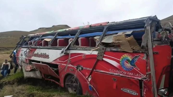21 muertos deja accidente de autobús en Ecuador