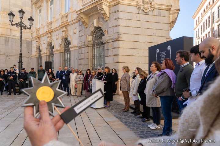 Cartagena | Un gesto simbólico homenajea a las mujeres y menores asesinados, dos de ellos residentes en Cartagena
