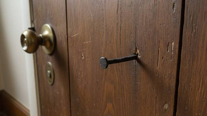 Poner un clavo detrás de la puerta: mito o ayuda real para ahuyentar malas energías