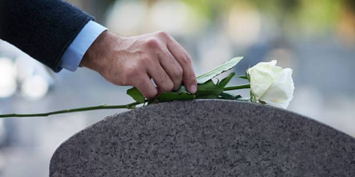 Las etapas del duelo tras la muerte de un familiar, proceso tiende a ser más difícil cuando se trata de un hijo