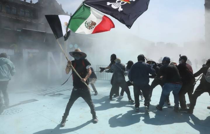 Más de 100 heridos tras masiva marcha antigubernamental en México