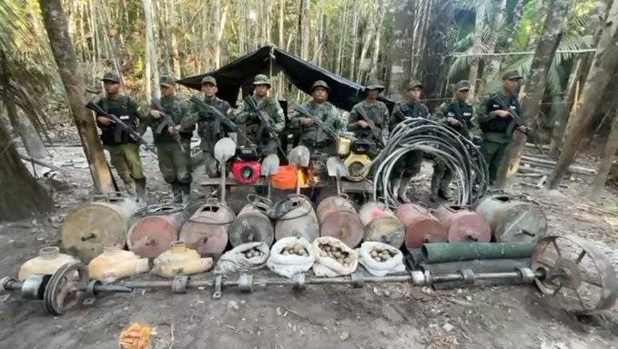 Amazonas: El CEOFANB incauta y destruye equipos de minería ilegal en municipio Atabapo