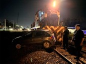 Violento accidente entre un tren y un auto en La Banda: dos mujeres resultaron heridas