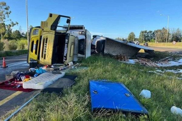 Otro accidente: Un camión de Monte Caseros volcó en la Ruta 14 (IMÁGENES)