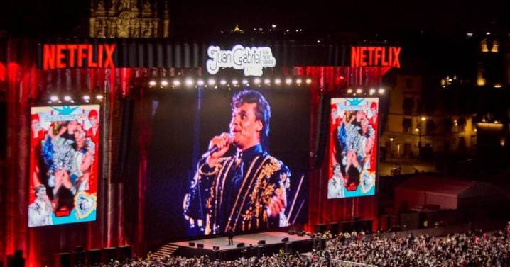 Proyección de concierto de Juan Gabriel en el Zócalo congrega a más de 170 mil asistentes