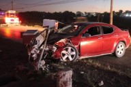 Conductor ebrio choca contra poste, deja sin luz a colonia y huye del lugar