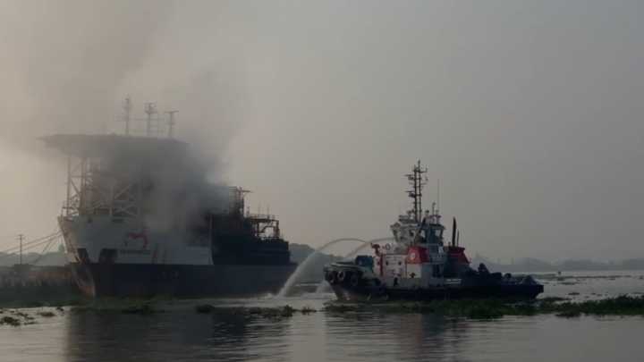 Suspenden Operaciones Portuarias por Incendio Embarcación en Muelle de Villa Allende