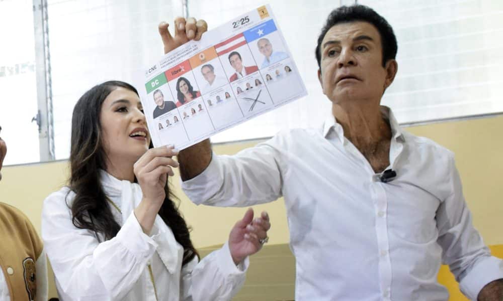 Salvador Nasralla vota y llama a los jóvenes a defender su derecho al voto en Honduras