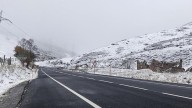 La nieve complica la circulación en Asturias: el puerto del Connio está cerrado, hay 14 puertos con cadenas y los camiones no pueden circular por Pajares