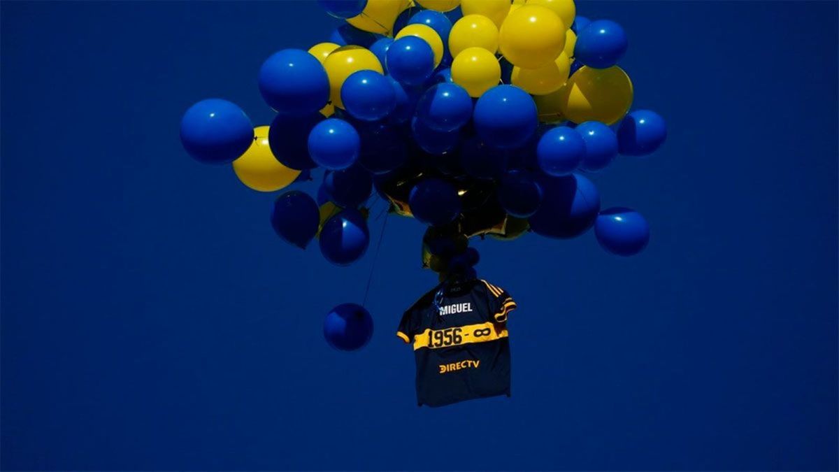 La camiseta que Boca lanzó al cielo en el homenaje a Russo apareció en Uruguay
