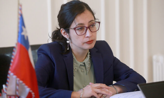 Exdelegada presidencial recurre a la justicia para impugnar su destitución por viajar al extranjero durante licencia médica