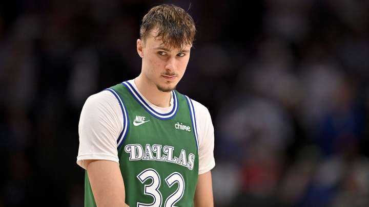 Mavericks rookie Cooper Flagg’s thumb wrap has fans concerned before Bucks clash