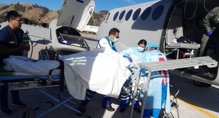 Huancayo: Hospital Carrión evacúa en vuelos de emergencia a dos jóvenes con quemaduras críticas