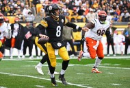 Aaron Rodgers suffers left wrist injury, misses second half of win over Bengals