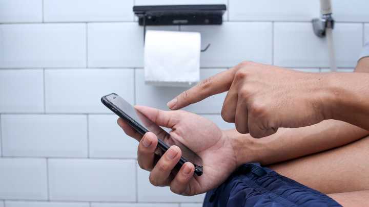¿Va al baño con su celular?: estos serían los principales riesgos, según expertos