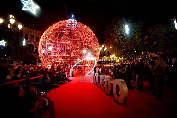 Fotos | Las voces de los más pequeños volvieron a escoltar al encendido de las luces de Navidad en Toledo