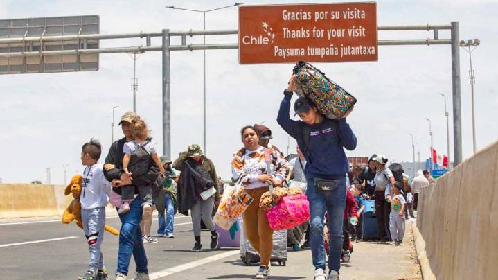 Frente a la posibilidad de que gane Kast en Chile, miles de migrantes venezolanos huyen hacia Perú