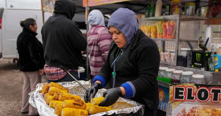 Una pareja de vendedores ambulantes en Chicago responde a arrestos migratorios: Seguir con la rutina