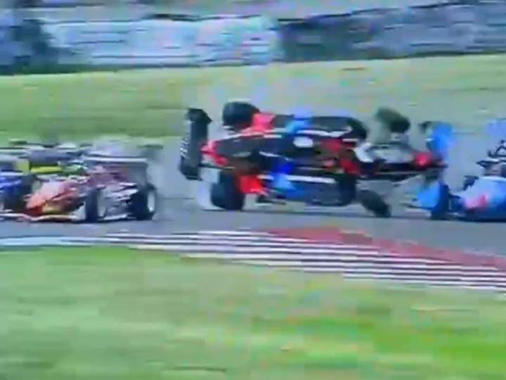 Impresionante choque y vuelco en la Fórmula 3 Metropolitana: Gianfranco Barbara destrozó su auto en La Pampa y se salvó de milagro