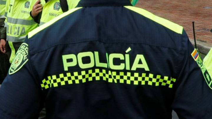 ¡Escándalo en la Policía! Detienen a tres uniformados transportando droga, armas y panfletos del ELN